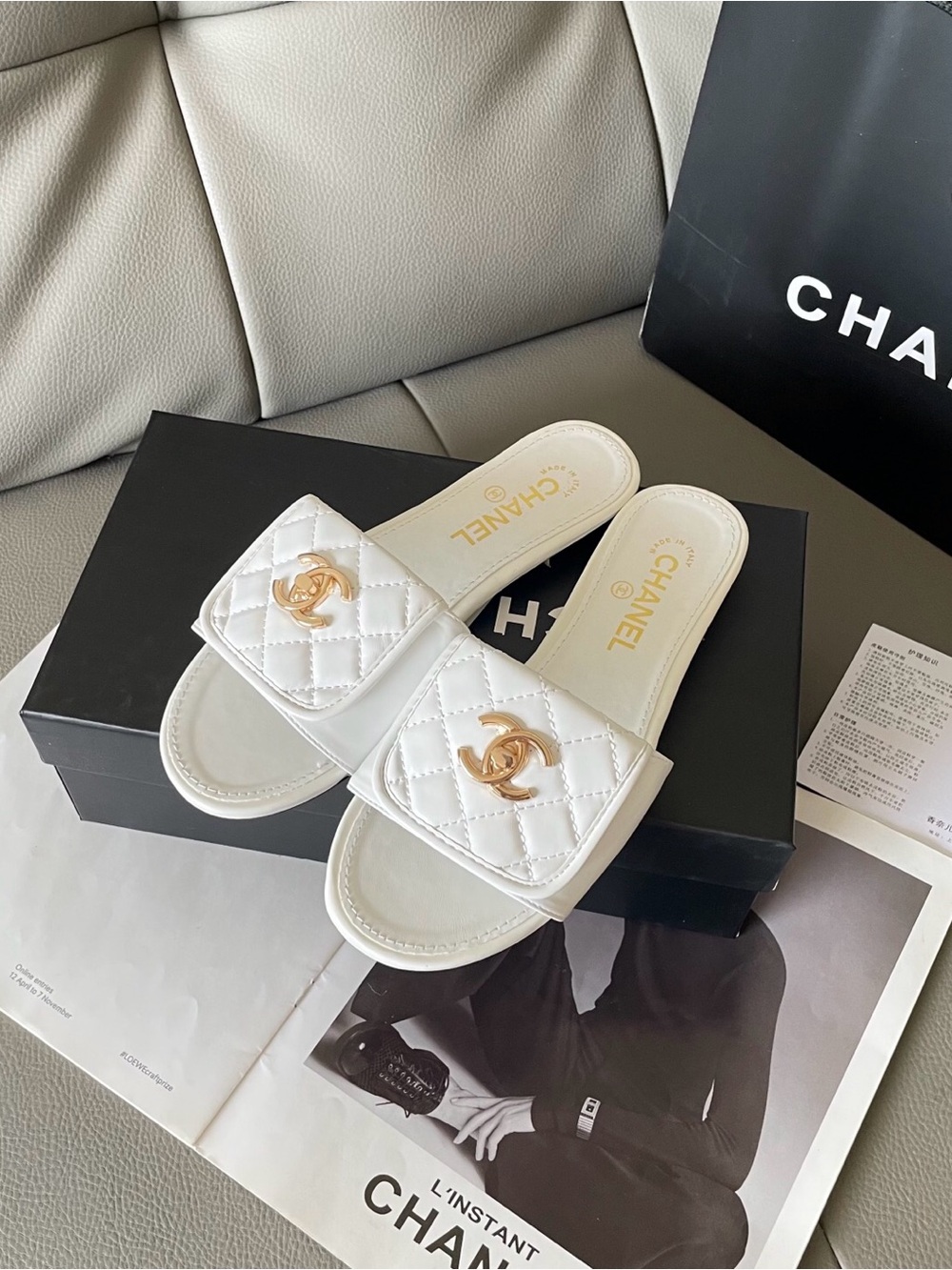 CHANEL 25B Turnlock Quilted sandals slide